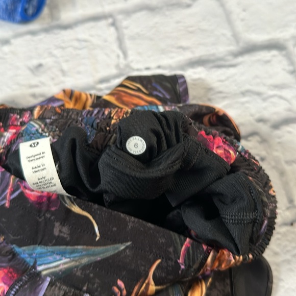 Lululemon Hotty Hot Low-Rise Lined Short 4” Size 6 - Picture 12 of 13
